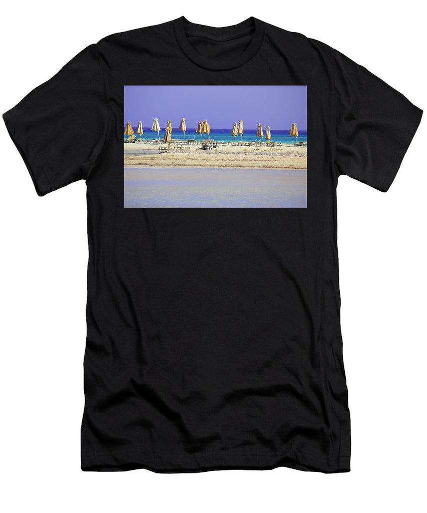 Beach, Sea And Umbrellas - Men's T-Shirt (Athletic Fit)