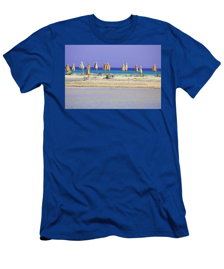 Beach, Sea And Umbrellas - Men's T-Shirt (Athletic Fit)