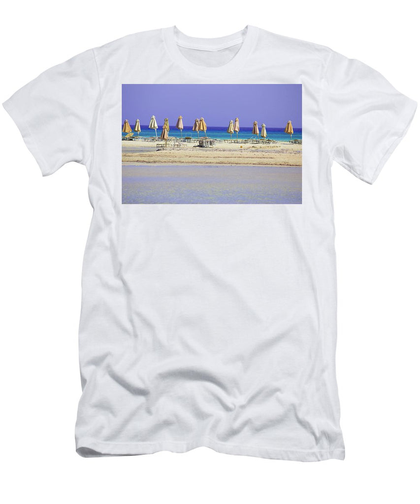 Beach, Sea And Umbrellas - Men's T-Shirt (Athletic Fit)