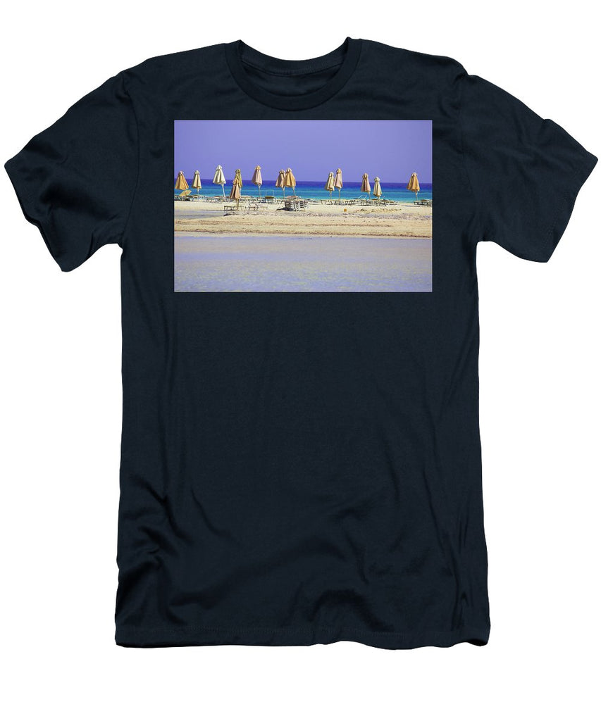 Beach, Sea And Umbrellas - Men's T-Shirt (Athletic Fit)