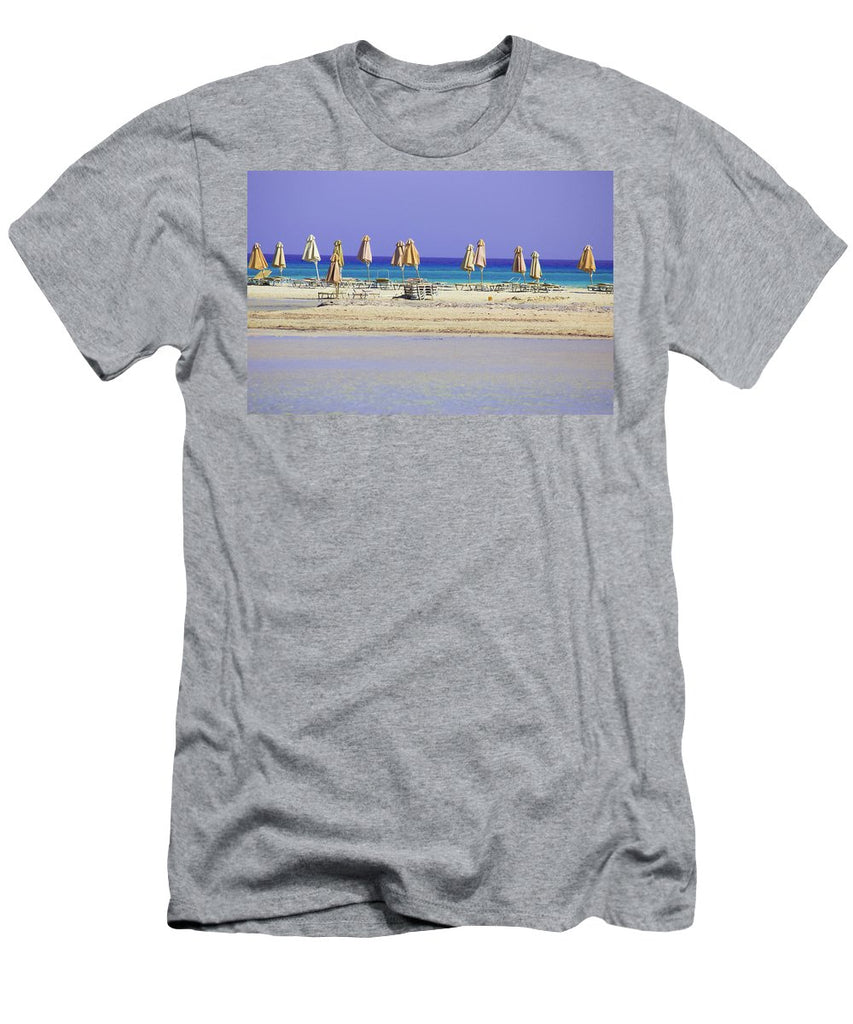 Beach, Sea And Umbrellas - Men's T-Shirt (Athletic Fit)