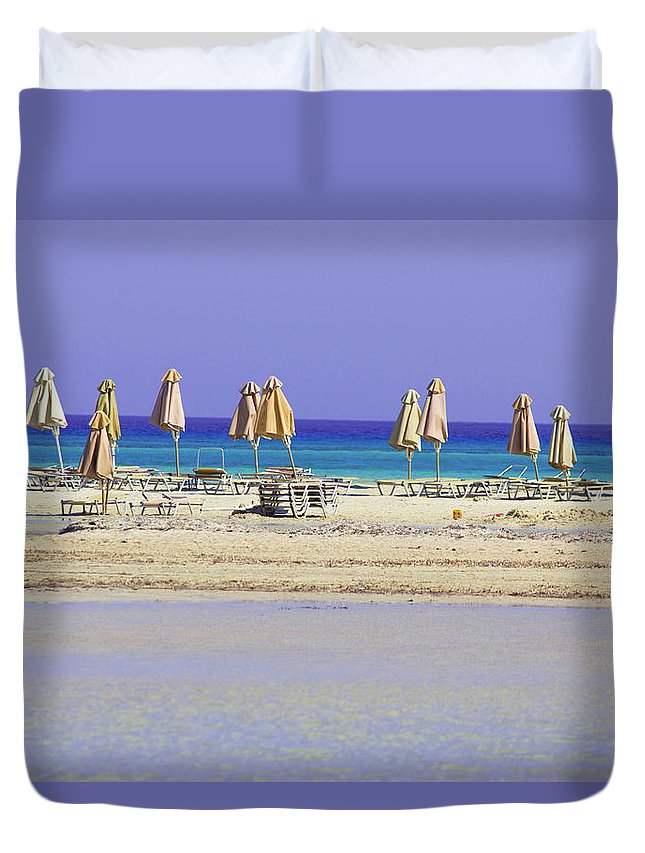 Beach, Sea And Umbrellas - Duvet Cover