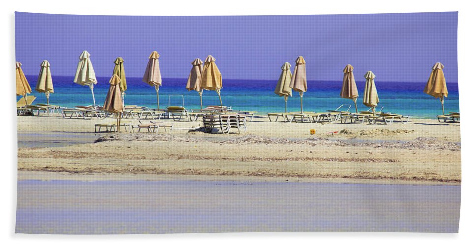 Beach, Sea And Umbrellas - Bath Towel